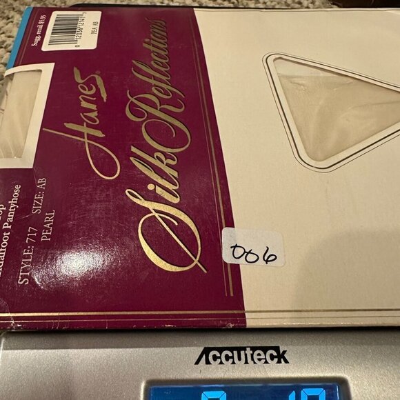 Hanes Silk Reflections Silky Sheer Control Top Sandalfoot Pantyhose Pearl Size A - Picture 6 of 6